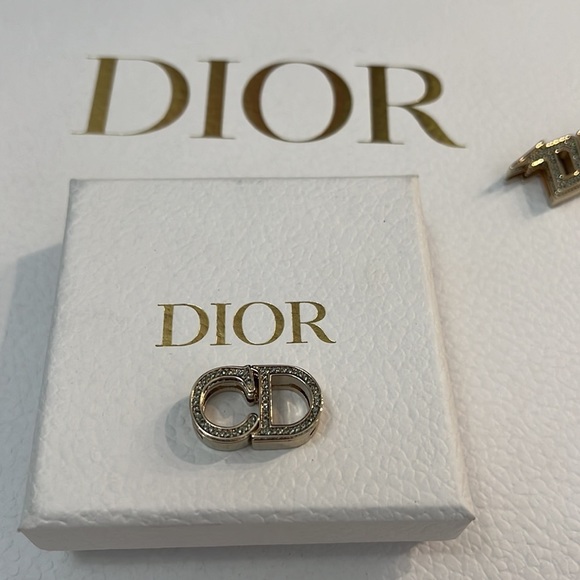 💯 AUTHENTIC DIOR CHARM /badge embellished - Picture 7 of 16